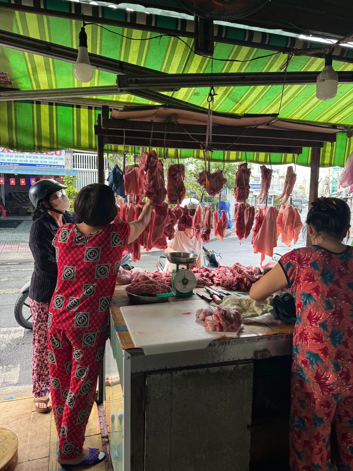 Khách quen đang chọn thịt trực tiếp tại quầy