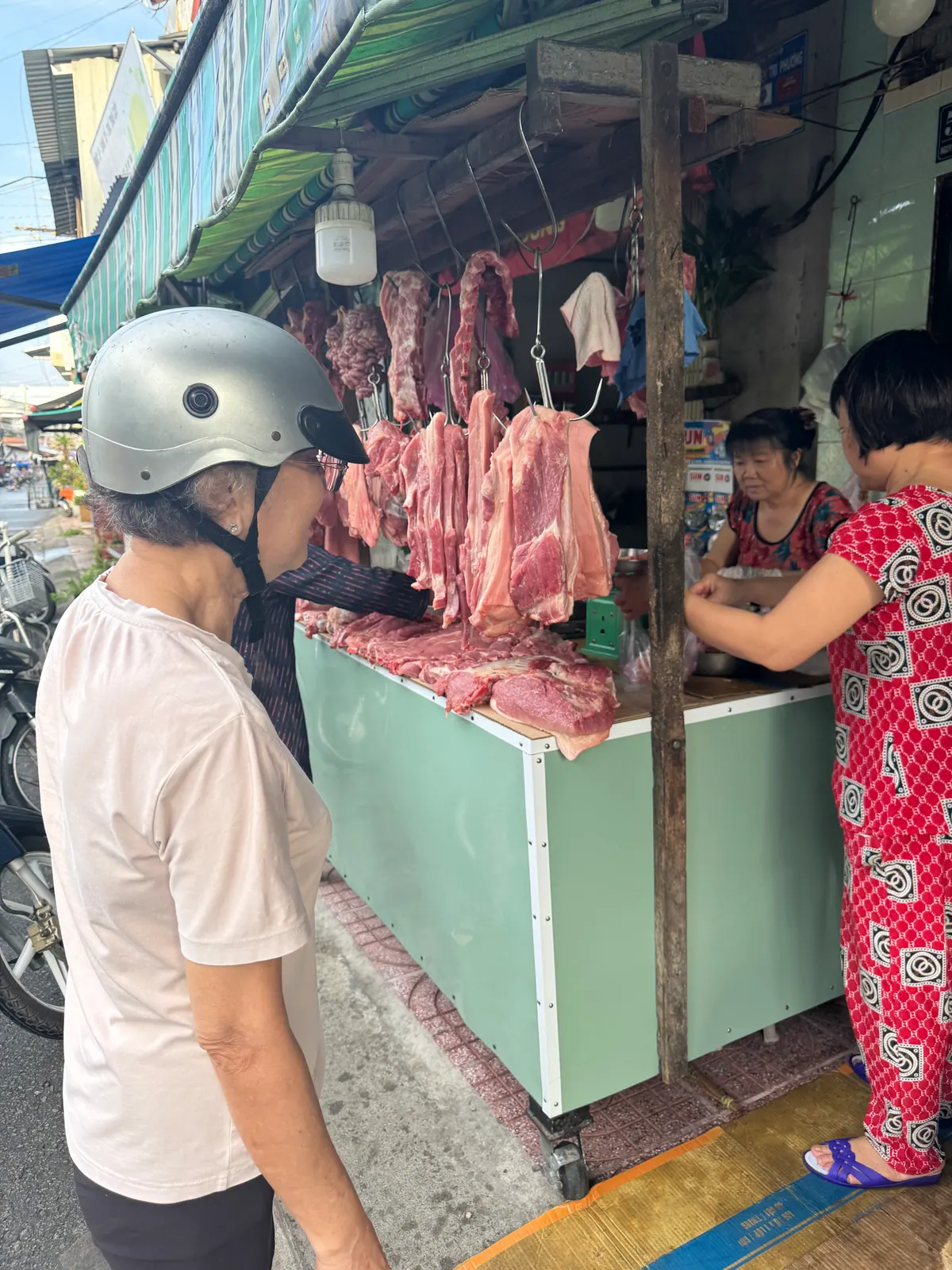 Khách đang mua thịt và được cân ngay tại quầy