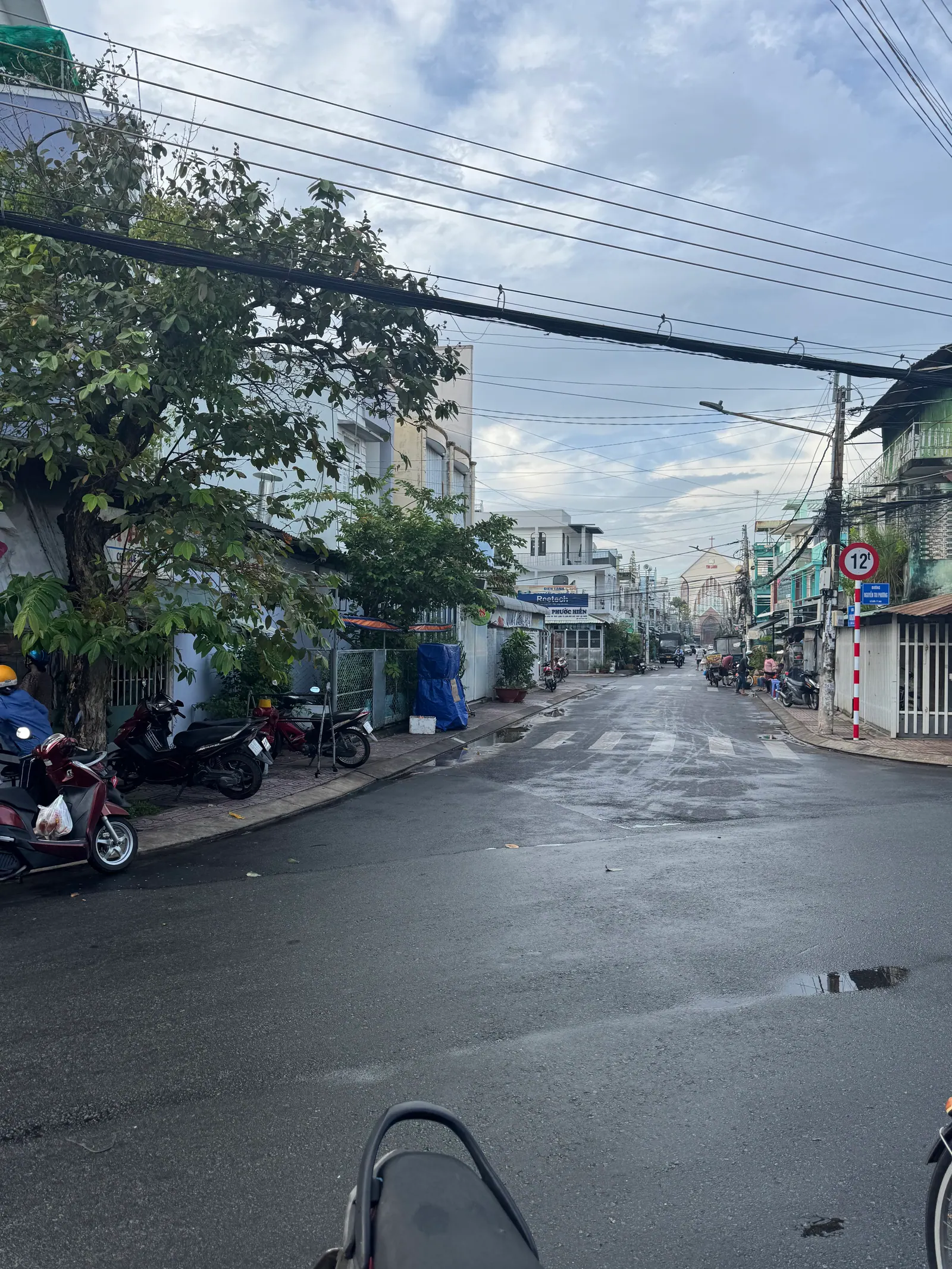 Đường Giồng Dứa nhìn thẳng thấy nhà thờ Tin Lành phía cuối đường