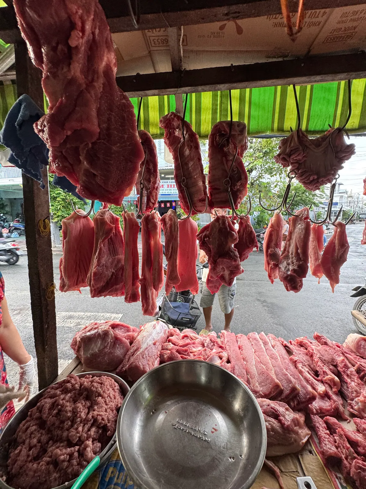 Quầy thịt nhìn từ trong ra đường Nguyễn Tri Phương