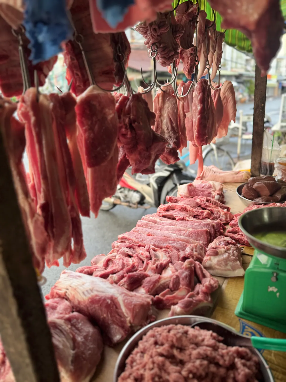 Thịt heo tươi bày kín mặt sạp buổi sáng